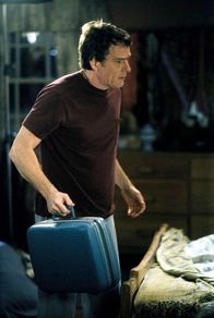 Malcolm mittendrin – Hal (Bryan Cranston) schleppt einen Koffer voller Rechnungen, Quittungen und sonstiger Belege an, die sich über viele Jahre im Haushalt angesammelt haben.