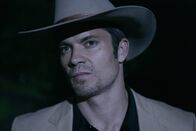 Justified – Nach einer Schießerei wird Raylan Givens (Timothy Olyphant) nach Lexington, Kentucky versetzt, wo er mit der Vergangenheit konfrontiert wird ...