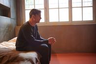 Gestern waren wir noch Kinder – Peter Klettmann (Torben Liebrecht) sitzt nach dem Mord an seiner Frau Anna in Untersuchungshaft.