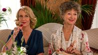 Seebad-Saga – ONE SEASIDE HOTEL, STAFFEL 7, "Folge 1 - Keine Deutschen weit und breit" Uhr. Alice Frigh (Anette Stovelbaek, li.), Lydia Ploug (Sonja Oppenhagen, re.)