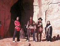 Cheyenne – Die Cheyenne warten auf die Weißen, die ihnen den Frieden anbieten wollen. Von links nach rechts: Red Shirt (Sal Mineo), Stumpfes Messer (Gilbert Roland), Little Wolf (Ricardo Montalban), Spanische Frau (Dolores del Rio).