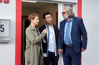 Rentnercops – Hui Ko (Aaron Lee, M.) und Vicky Adam (Katja Danowski, l.) treffen am Tatort auf Rainer Paffrath (Andreas Windhuis, r.).