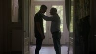 High-Flyers – Roderick Walema (Gijs Scholten van Aschat, r.) gesteht Rutger de Man (Josha Stradowski, l.) seine Trauer über seine beiden verlorenen Söhne. Er hat nun auch große Angst um Rutger.