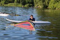 Die Mädchen-WG - Im Schloss am See – Surfkurs! Für Toni ist es das erste Mal auf einem Surfbrett. Klar, dass sie da anfangs auch mal mehr Kontakt mit dem Wasser hat.