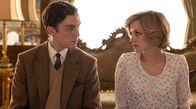 Spencer – Diana (Kristen Stewart, re.) weiß um die Untreue ihres Ehemanns Charles (Jack Farthing, li.).
