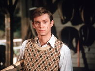 Die Waltons – John-Boy (Richard Thomas) hat über das Wochenende den genialen Lyle Thomason mit nach Hause gebracht, der ihm Nachhilfe geben soll. Aber sein Professor hat angedeutet, dass auch Lyle bei John-Boy etwas lernen könnte ...