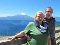 Verrückt nach Meer – Passagiere Eva und Oliver, die ihre Hochzeitsreise an Bord verbringen, posieren vor einem Vulkan in Chile.