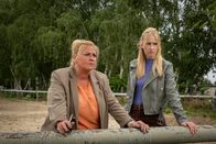 Blutige Anfänger – Dörte (Petra Kleinert, l.) und Anastasia (Luise Emilie Tschersich, r.) beobachten Lisa Wohlleben. Hatte sie ein engeres Verhältnis zu Henk Winter als sie zugegeben hat?