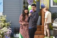 New Girl – Cece (Hannah Simone, l.) und Schmidt (Max Greenfield, r.) planen eine Geburtstagsparty für ihre dreijährige Tochter, doch das Fest gerät außer Kontrolle, als die Erwachsenen zu viel trinken ...
