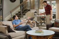 Two and a Half Men – Haben die Rollen getauscht: Walden (Ashton Kutcher, r.) und Alan (Jon Cryer, l.) ...