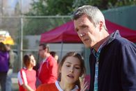 The Middle – Sue (Eden Sher, l.); Mike (Neil Flynn, r.)