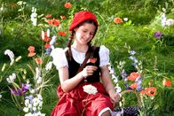 Rotkäppchen – Rotkäppchen (Kathleen Frontzek) freut sich über die Blumenpracht im Wald. Sie will der kranken Großmutter einen schönen Strauß bringen.