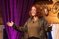 dreizueins – Geballte Frauenpower: In "drei zu eins" verbindet die vielfach ausgezeichnete Kabarettistin Luise Kinseher unterhaltsame Kabarett-Nummern und Stand-up-Comedy mit spritziger Talk-AtmosphÃ¤re. Das Besondere: Das neue Format ist von Frauen dominiert â€“ Kinseher empfÃ¤ngt pro Sendung zwei Kabarettistinnen und einen mÃ¤nnlichen Ãœberraschungsgast im Ambiente einer AlmhÃ¼tte.