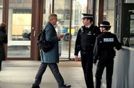 Manhunt – DCI Colin Sutton (Martin Clunes, l.) im Foyer des New Schotland Yards.