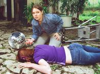 In aller Freundschaft – Die Schwestern Annett (Nora Bussenius, rechts) und Annika (Samira Bedewitz) wollten die Terasse für die Geburtstagsfeier herrichten. Doch Annika stürzt von der Leiter und hat sich dabei schwere Verletzungen zugezogen.
