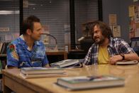 Community – Während Jeff (Joel McHale, l.) von Pelton zum Chefredakteur der College-Zeitung ernannt wird, möchte Buddy (Jack Black, r.) in die Lerngruppe aufgenommen werden ...