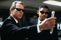 MIB - Men In Black – Der humorlose Agent K (Tommy Lee Jones, l.) hat einige Probleme mit seinem neuen Partner J (Will Smith, r.), einem jungen farbigen Cop, der es mit den Vorschriften und Regeln nicht so genau nimmt ...