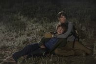 They Want Me Dead – Hannah (Angelina Jolie) und Connor (Finn Little) suchen im Wald Schutz vor ihren Verfolgern.