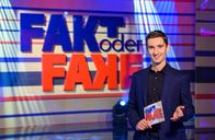 Fakt oder Fake – Moderator Clemens Maria Schreiner.