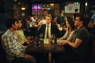 How I Met Your Mother – Sind sich nicht immer einig: Ted (Josh Radnor, l.), Marshall (Jason Segel, r.), Barney (Neil Patrick Harris, M.), Lily (Alyson Hannigan, 2.v.r.) und Robin (Cobie Smulders, 2.v.l.) ...
