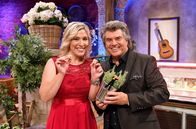 Schlager-Spaß – Am ersten Neujahrsabend begrüßt Andy Borg wieder viele musikalische Gäste, hier mit Laura Wilde.