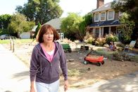 The Middle – Frankie (Patricia Heaton, l.) kann nicht fassen, dass ihre verhasste Nachbarin Rita Glossner (Brooke Shields, r.) wieder da ist. Die beschuldigt Frankie auch prompt, eine Diebin zu sein. In der Zwischenzeit kann Axl es sich nicht verkneifen, seinen kleinen Bruder über die Bienchen und Blümchen aufzuklären ...
