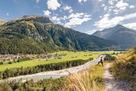 Heimatleuchten – Europa, Oesterreich, Bundesland Tirol, Naturpark Tiroler Lech, Alpen, Berge, Lechtal, bei Elmen, Lechweg, Fluss, Gewaesser, Flussbett, Lech, Baeume, Natur, Wanderweg, Wanderer, wandern, Reise, Travel, Engl.: Europe, Austria, Tyrol, Nature Park Tiroler Lech, Alps, Alpine Region, mountains, Lech valley, near Elmen, river, riverbed, nature, trail, trees, hiker, hiking, outdoor, leisure, recreation, travel