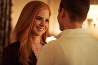 Suits – Harvey (Gabriel Macht) und Donna (Sarah Rafferty) haben endlich zueinander gefunden. Wie wird sich ihre Beziehung entwickeln nach der ersten gemeinsamen Nacht? Eine Bedrohung für die Kanzlei überschattet ihr Liebesglück.
