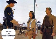 Old Shatterhand – Old Shatterhand (re. Lex Barker), Winnetous (Mitte, Pierre Brice) Blutsbruder, versucht unter Einsatz seines Lebens zwischen Weißen und Indianern, zu vermitteln.