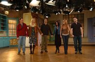 Friends – Good bye: Ross (David Schwimmer, 3.v.l.), Rachel (Jennifer Aniston, 2.v.r.), Monica (Courteney Cox, 3.v.r.), Chandler (Matthew Perry, l.), Joey (Matt LeBlanc, r.) und Phoebe (Lisa Kudrow, 2.v.l.) ...
