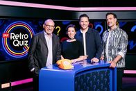 SRF Retro Quiz – v.li.: Bernard Thurnheer, Gülsha Adilji, Moderator Sven Epiney und Tom Gisler im SRF Retro Quiz
