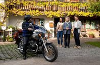 Sturm der Liebe – Hildegard (Antje Hagen, 2.v.r.), Vanessa (Jeannine Gaspár, 2.v.l.) und Max (Stefan Hartmann, r.) verabschieden sich von Alfons (Sepp Schauer, l.), der zu seiner Motorradtour aufbricht.