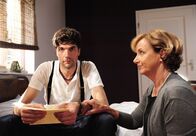 Sturm der Liebe – ARD STURM DER LIEBE FOLGE 1392 Uhr im ERSTEN. Geschockt will Konstantin (Moritz Toittel, l.) von seiner Tante Pilar (Aviva Joel, r.) die ganze Wahrheit über seine Vergangenheit wissen.
