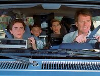 Malcolm mittendrin – Hal (Bryan Cranston) versucht mit Reese (Justin Berfield), Dewey (Erik Per Sullivan) und Malcolm (Frankie Muniz), die getauschten Spenden loszuwerden.