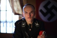 Komplizen des Bösen – Die Rollen innerhalb der Naziführung sind klar verteilt. Goebbels ist zuständig für Hetze und Propaganda. Göring kümmert sich um Adel und Reichswehr. Himmler (Conan Sweeny, im Bild) überzieht Deutschland mit Terror und Überwachung.