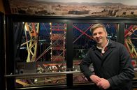 Was kostet... – Wien ist ein wahrer Klassiker unter den Städtereisen. Kein Wunder, denn die österreichische Hauptstadt gilt als richtig lebenswerte Stadt. Und sie hat viel zu bieten – besonders in Puncto Kultur und Kulinarik. Wie teuer ist ein Urlaub in Wien? "Was kostet...?"-Reporter Johannes Zenglein ist fünf Tage in Wien unterwegs und findet es heraus. Kommt er mit einem Budget von 500 Euro aus? Ein Must See der Stadt ist der Wiener Prater.