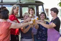 Landfrauenküche – Landfrauen stoßen mit Weißbier an, von links: Theresa Frantz, Cathy Lichtmannegger, Heidi Kaiser, Barbara Baumann, Birgit Vogl, Edeltraud Zehetmeier und Katharina Mayer.