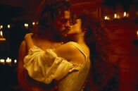 Mary Shelley's Frankenstein – Victor (Kenneth Branagh, links) und Elizabeth (Helena Bonham-Carter) lieben einander, doch Victors Forschergeist ist stärker.