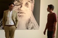 SOKO Wien – Bezirksinspektor Klaus Lechner (Andreas Kiendl, r.) spricht mit Galerist Uwe Springer (Michael Rotschopf, l.) über Johann Mensings Arbeiten.