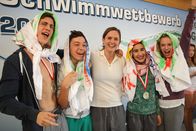 Die Freischwimmerin – Pascal Giefing (Julian), Konstantin Reichmuth (Punky), Emily Cox (Martha), Selen Savas (Ilayda), Nathalie Köbli (Kim).