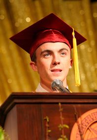 Malcolm mittendrin – Malcolm (Frankie Muniz) hält eine Rede vor dem Abschlussjahrgang ...