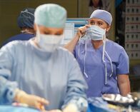 Grey's Anatomy – (v.li.) Camilla Luddington (Dr. Jo Karev), Jaicy Elliot (Dr. Taryn Helm).