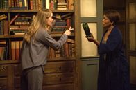 American Horror Story – Shelby Miller TV (Sarah Paulson, l.); Lee Harris (Angela Bassett, r.)