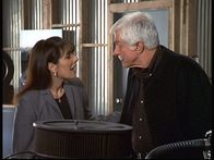 Diagnose: Mord – Mark (Dick Van Dyke, r.) unterhält sich mit Mary Ann Eagin (Marina Sirtis, l.), der Besitzerin des Rennstalls, über den Unfalltod ihres Spitzenfahrers.
