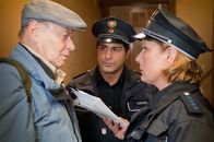 Notruf Hafenkante – Claudia (Janette Rauch, r.) und Tarik (Serhat Cokgezen, M.) wurden um Amtshilfe gebeten, um die Wohnung des verschuldeten Herrn Tönnsen (Günther Junghans, l.) zu räumen ...