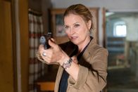 Die Chefin – Es gibt kein Zurück. Vera Lanz (Katharina Böhm) hält den Eindringling mit ihrer Pistole in Schach. Wer steckt unter der Maskierung?