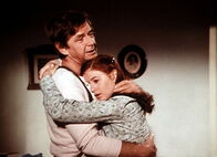 Die Waltons – John (Ralph Waite, l.) verabschiedet sich von seiner Tochter Elizabeth (Kami Cotler, r.), da er nach Washington fahren muss, um sich um seine kranke Frau zu kümmern.