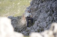Der Bergdoktor – Eisenbacher (Kai Schumann) ist beim Abstieg abgestürzt und in einer Felsspalte gelandet.