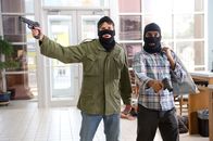 30 Minuten oder weniger – Die beiden Freunde Nick (Jesse Eisenberg, l.) und Chet (Aziz Ansari, r.) rauben zusammen eine Bank aus. Was jedoch weder die Leute in der Bank oder die Polizei wissen: Die beiden haben keine andere Wahl.