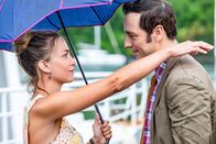 Death in Paradise – Sophie Chambers (Chelsea Edge) und Detective Neville Parker (Ralf Little) verabschieden sich schweren Herzens voneinander.